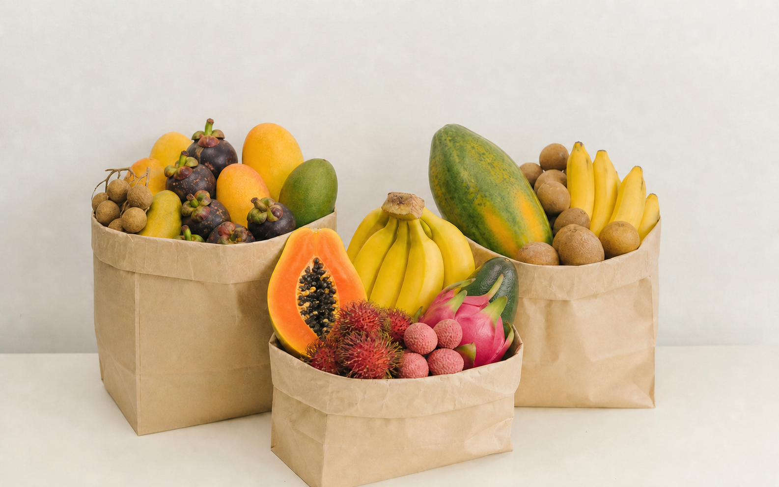 Funda de papel con frutas frescas listas para entrega